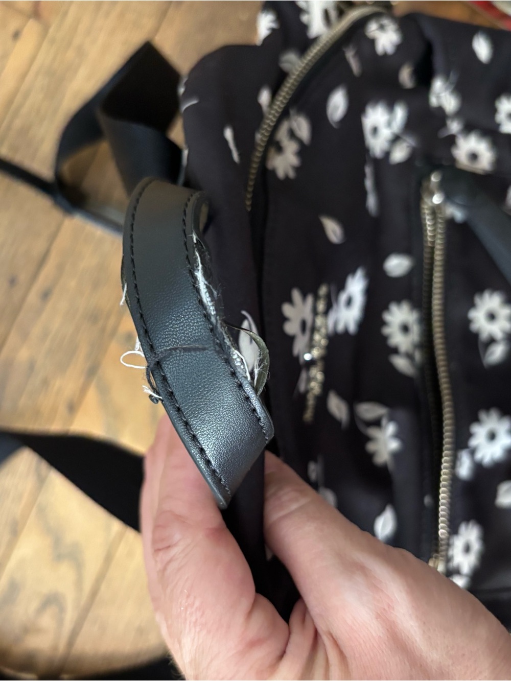 Damaged kate spade black backpack with white daisy print - Picture 4 of 5